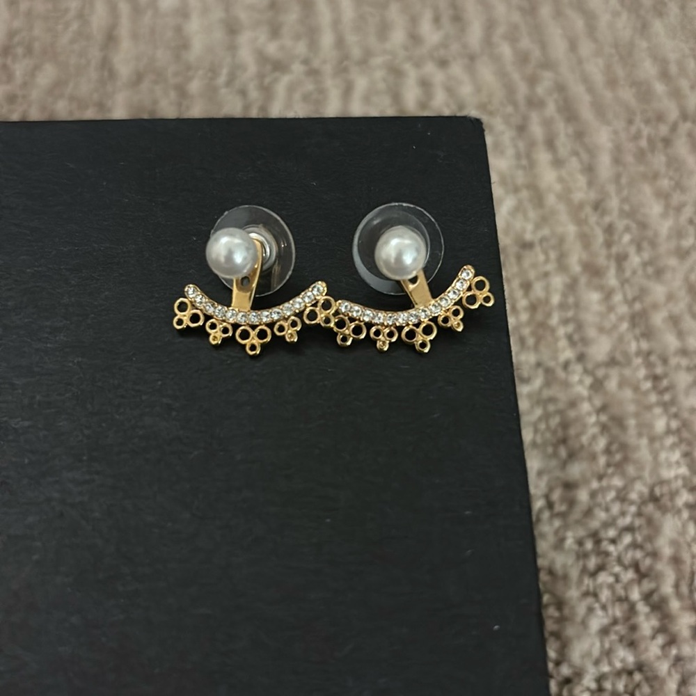 Kate spade pearl cuff earrings. Smoke free and pet free home